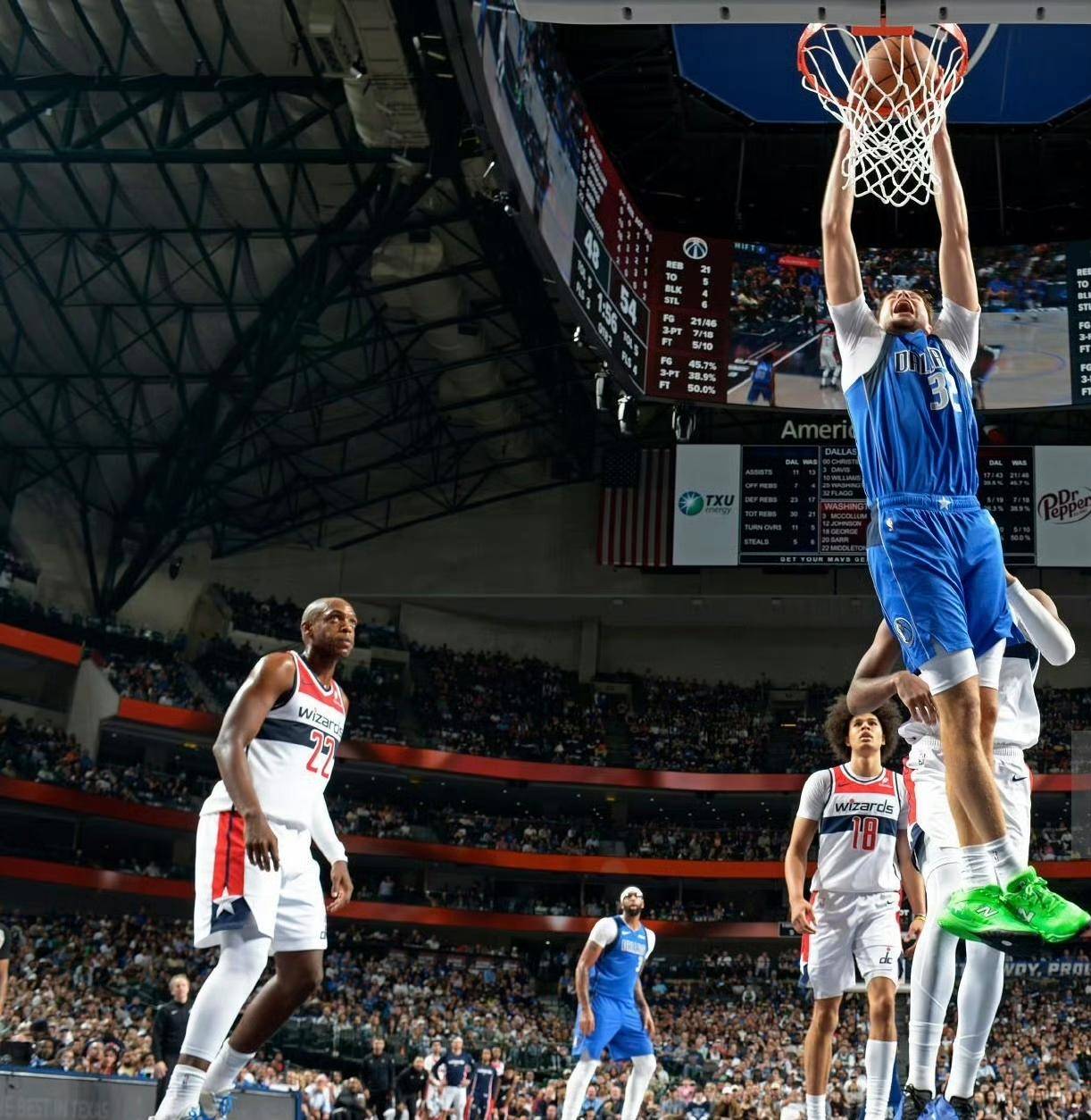 包含赛地聚焦——CBA季后赛赛后热度飙升；达拉斯独行侠内部沟通；话题不断；赛程密集仍需轮换的词条