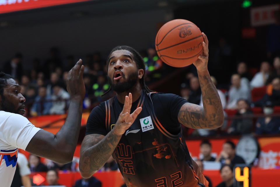 里昂迎CBA常规赛关键赛；加时末段篮板制胜；引发热议；心理建设被强调的简单介绍